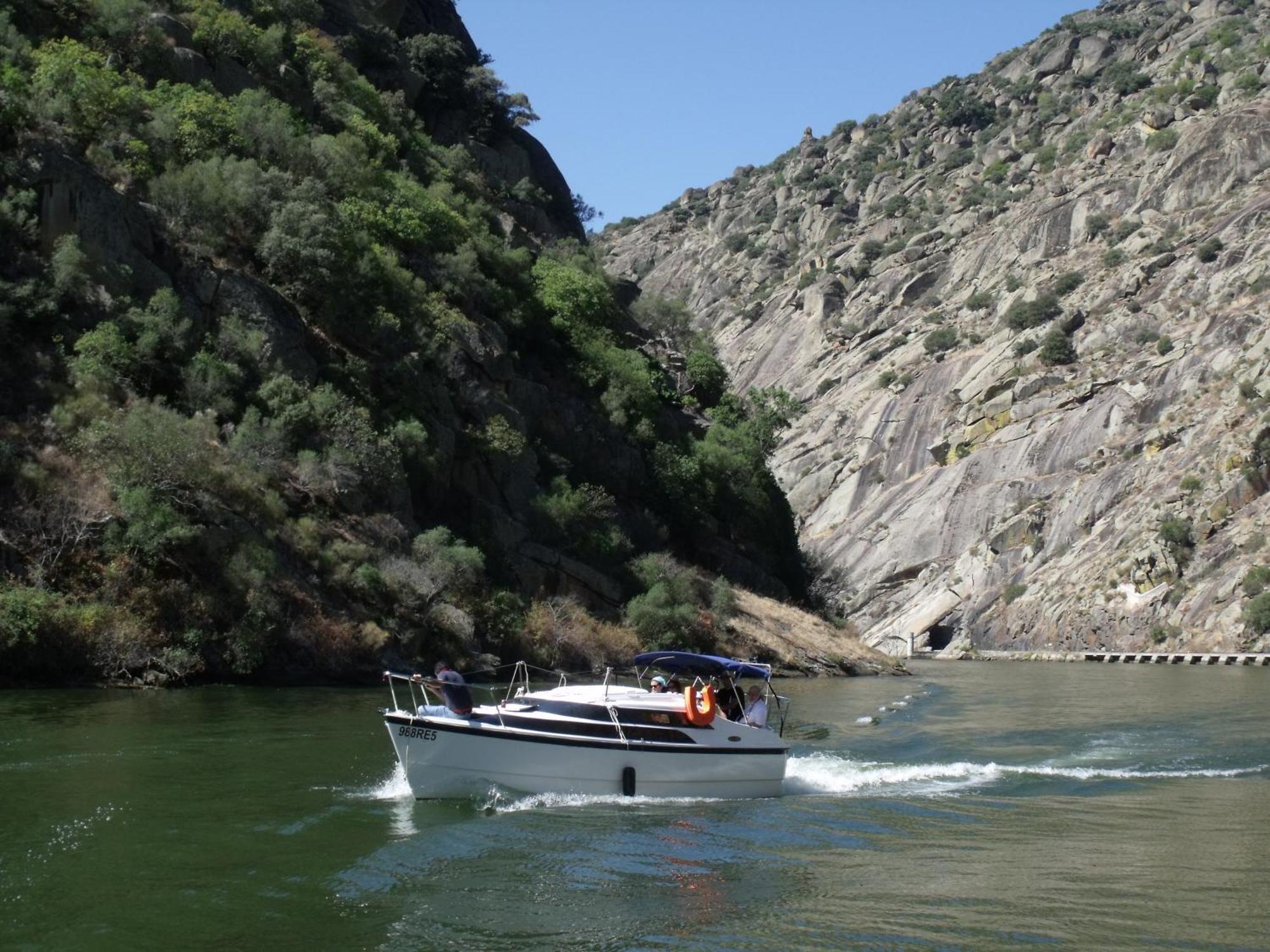 Douro Yacht Charter & Bungalows São João da Pesqueira Extérieur photo